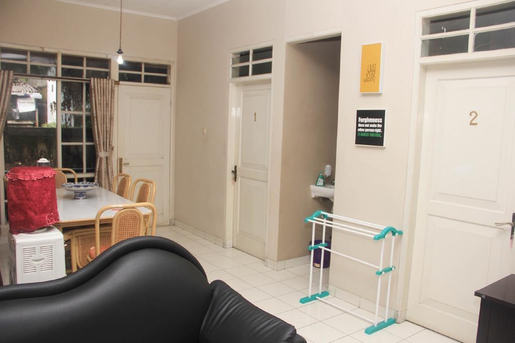 Pele Guesthouse Бандунг Экстерьер фото