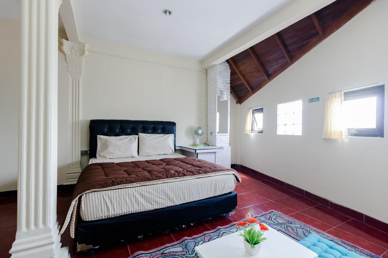 Pele Guesthouse Бандунг Экстерьер фото
