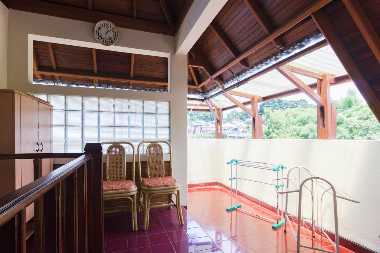 Pele Guesthouse Бандунг Экстерьер фото