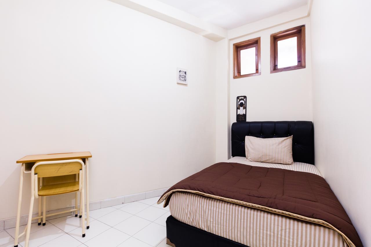 Pele Guesthouse Бандунг Экстерьер фото