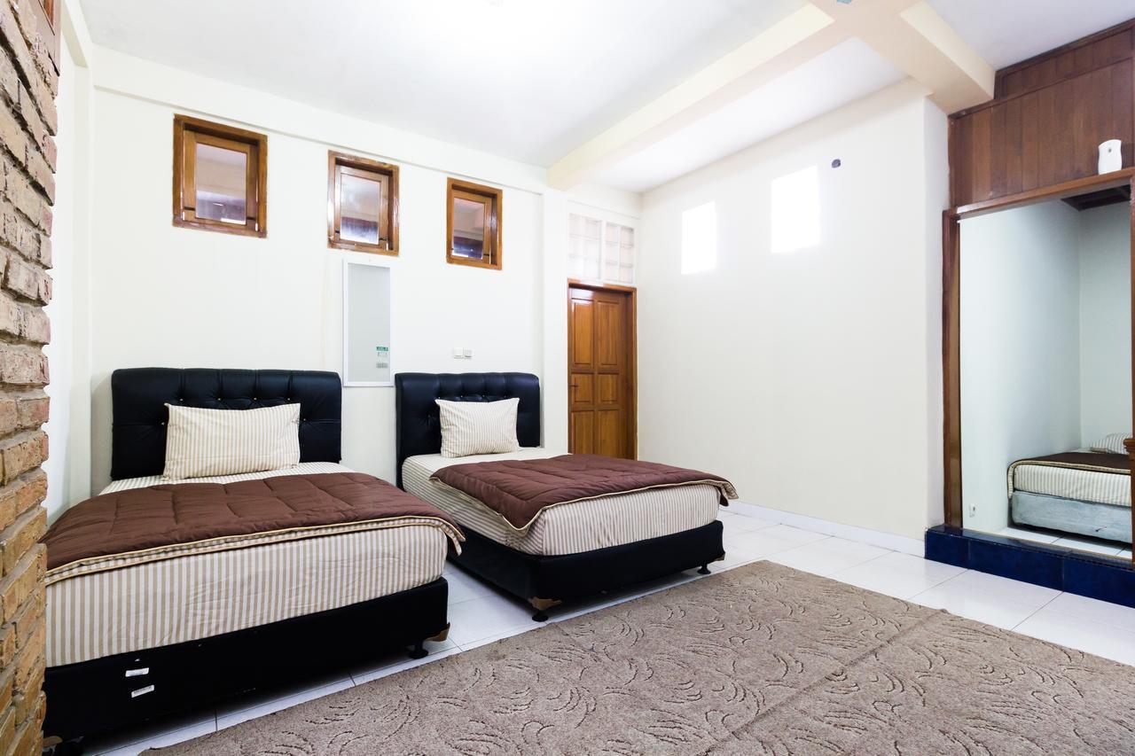 Pele Guesthouse Бандунг Экстерьер фото